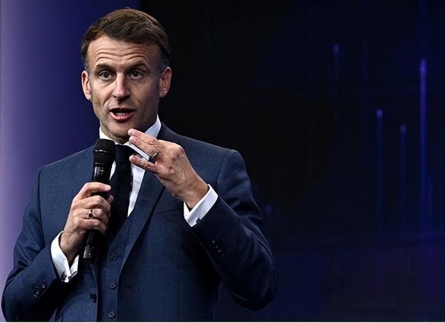 不忍了！马克龙刚到北京，斯塔默就翻脸？对英国，中国必须动真格