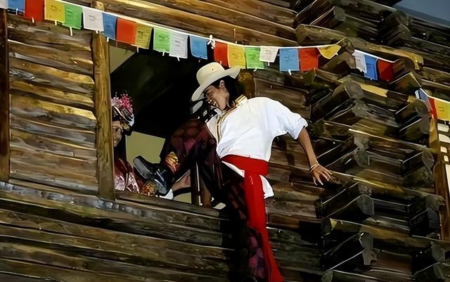 真正的女儿国：男不娶女不嫁，相中就晚上爬窗户，孩子扔给舅舅养