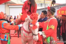 山东男博士毕业后迎娶高中启蒙老师，她教我读书 我教她育人图片
