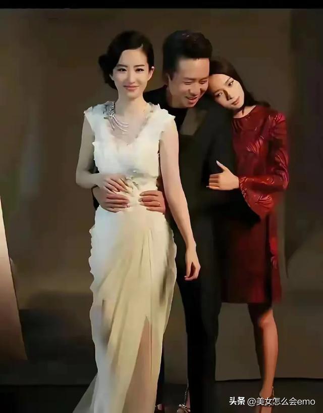 邓超左拥右抱两大美女，幸福到冒泡！孙俪看到怕不是要“气鼓鼓”