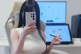 画师小姐姐被质疑AI绘图，结果她用一张自拍让喷子主动闭嘴图片