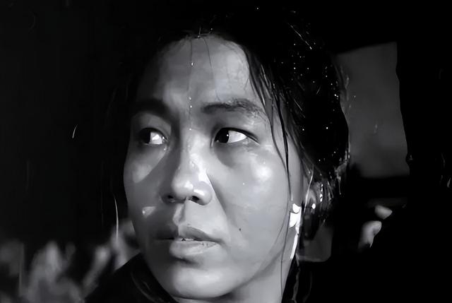 丈夫是副院长，女婿是著名演员，她是艺术家，老年捡垃圾让人泪目