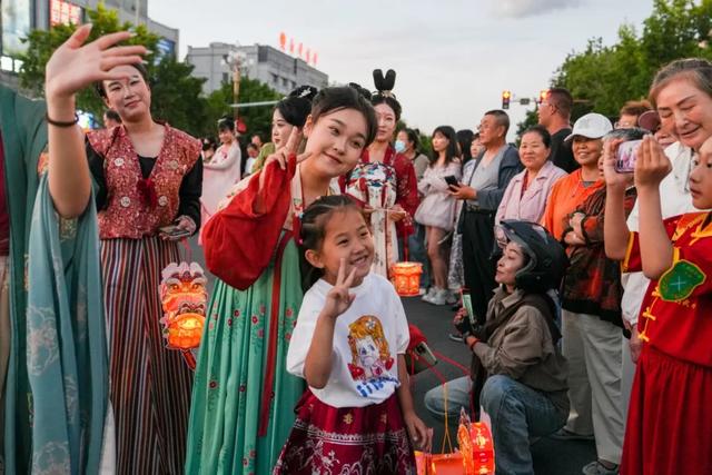 歌游内蒙古丨“贝广之恋”奇幻花舞游惊艳上演 民族风与时尚潮点亮草原之夏