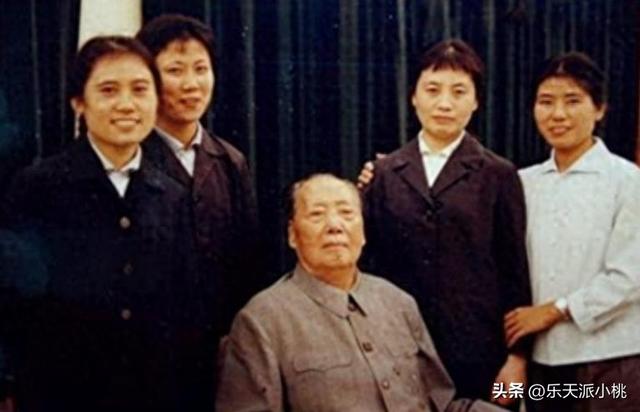 毛主席追悼会开始前10分钟，突然发生一件事。华国锋：请不要捣乱