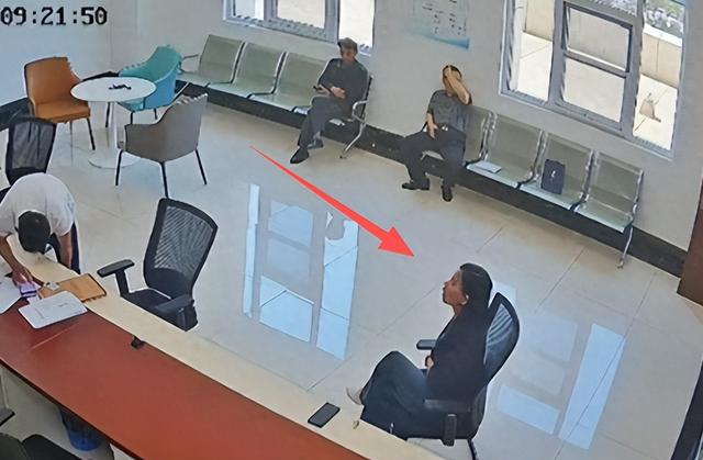 辱骂法官事件反转：当天监控曝光，农妇不只是牢骚，女法官太委屈