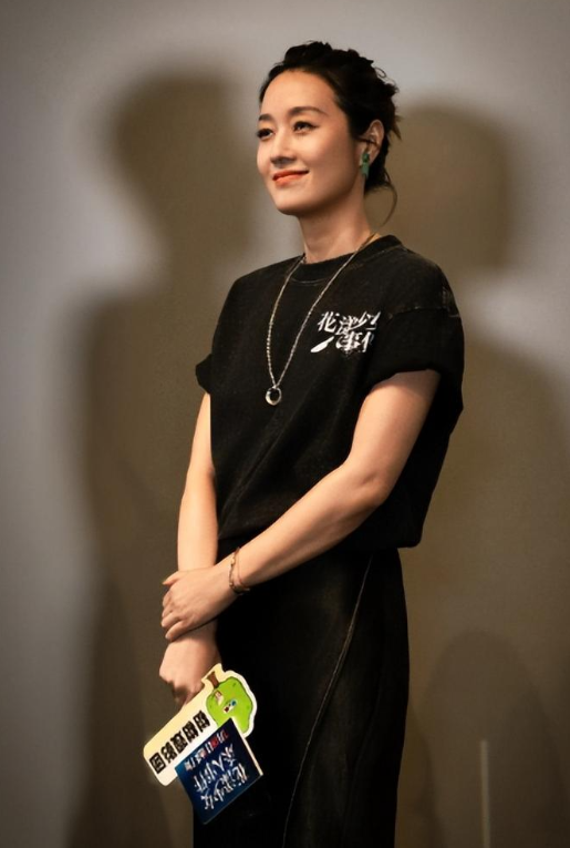 49岁马伊琍没想到，辛苦养大的17岁女儿文君竹，早为亲爹文章争光
