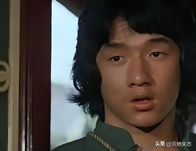 官媒对成龙的称呼变了，三字之差释放强烈信号，王晶那番话没说错