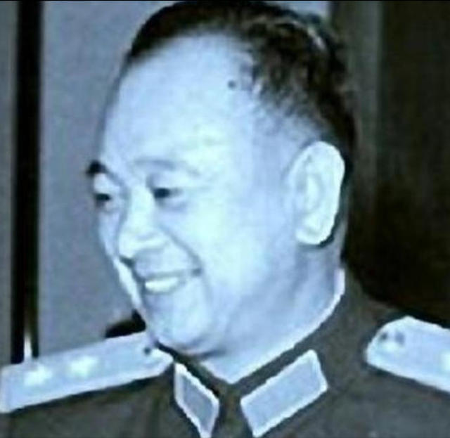 大授衔结束后，有人迟迟不肯走，周总理询问原因，对方称没被授衔