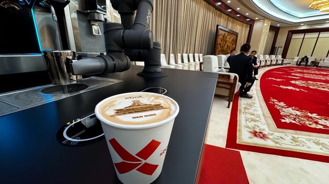 XBOT咖啡机器人闪耀东盟博览会，七机联展彰显中国机器人智造未来