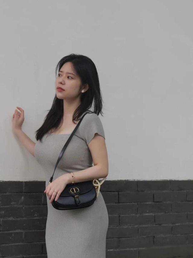微胖女生拍照总被说胖？衣服遮掩效果差，这些姿势甩开自卑感！