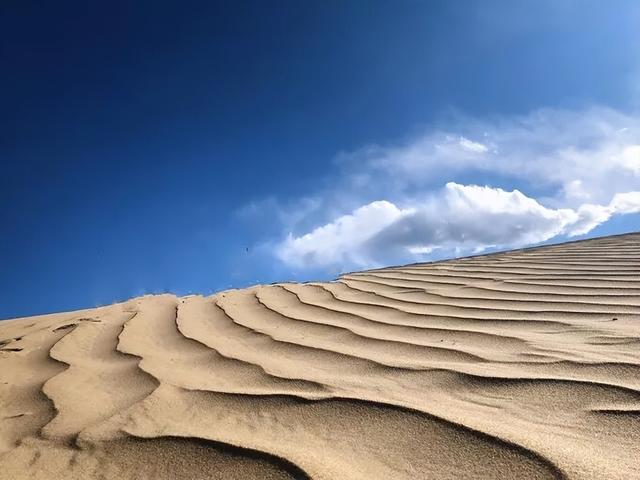 沙漠与湖泊相拥！西藏这片五彩沙丘美到犯规