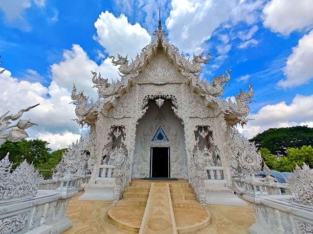 泰国旅游：清莱观瞻温泉白蓝黑三庙行（图）