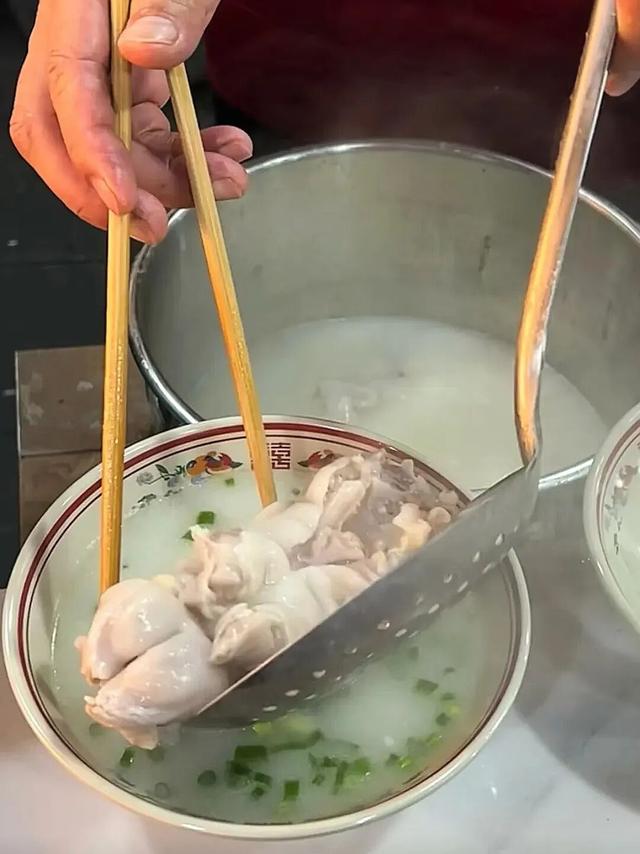 黄了！彩了！1h刹拢成都最近赏秋地，徒步拿奖牌、邂逅古寺银杏！老街美食好吃惨！