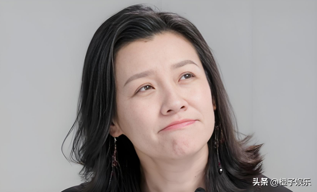 与四婚名导同居三年流产两次不结婚，转身下嫁穷小子，如今咋样？