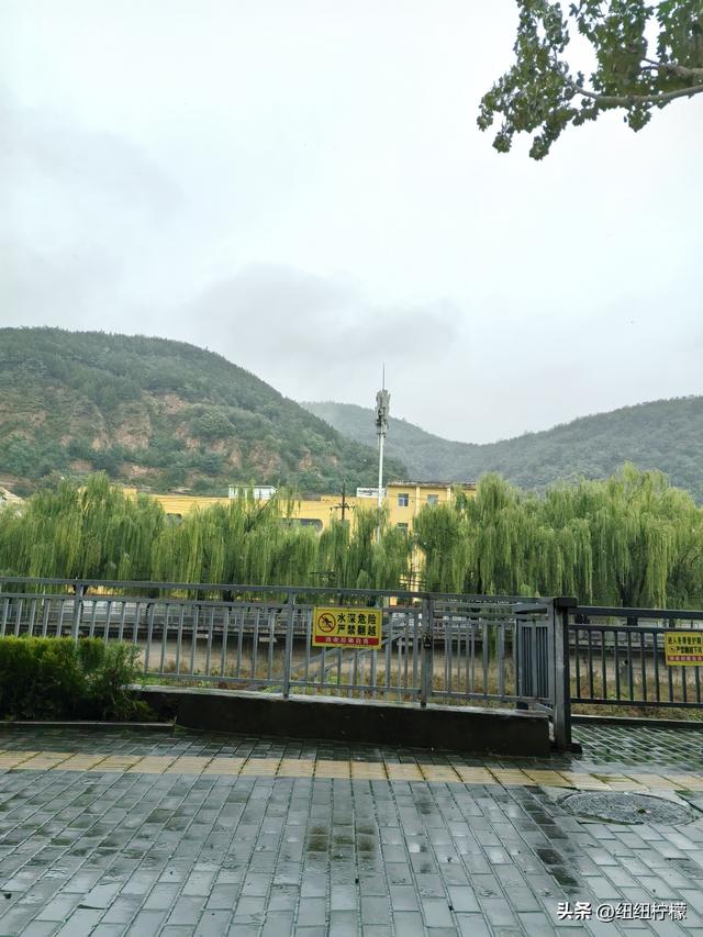 延安宝塔区有宝塔和众多革命纪念地，部分路段停车不便，吃了饸饹