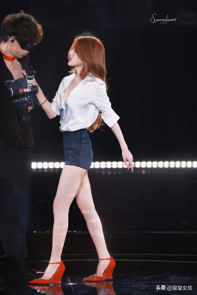 赵露思这身段！白衬衫搭超短裤秀大长腿，性感动人美到窒息