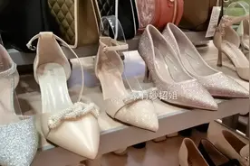 鞋子买小了挤脚怎么办？鞋店老板教我小妙招，鞋子马上变大！图片