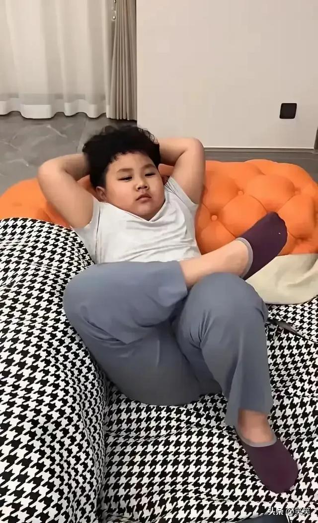 郭德纲一家现身上海，王惠穿绿裙胖到没脖子、10岁郭汾阳长歪了