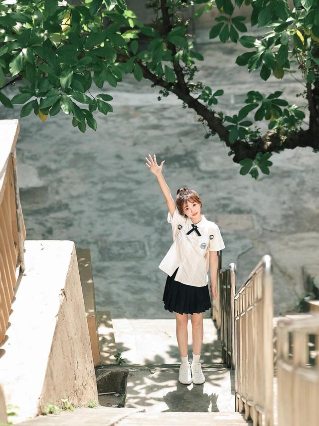 甘肃兰州一校花，楚楚动人，倾国倾城	，这气质堪称校园天花板