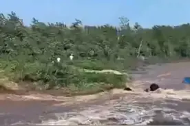 洞庭湖决堤前视频画面曝光！最先发现旋涡，几秒钟变大，随后溃坝图片