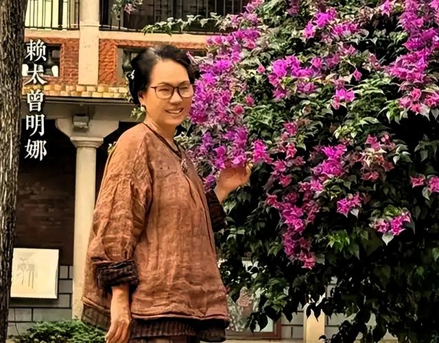 赖昌星前妻曾明娜现状：独居3000平老宅，种花做饭，活成人生赢家