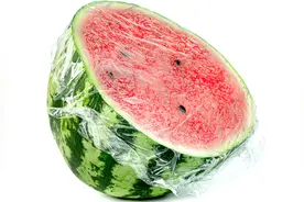 听说给西瓜盖保鲜膜更易滋生细菌？隔夜瓜到底能不能吃？图片