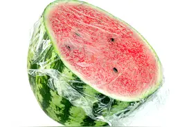 听说给西瓜盖保鲜膜更易滋生细菌？隔夜瓜到底能不能吃？图片