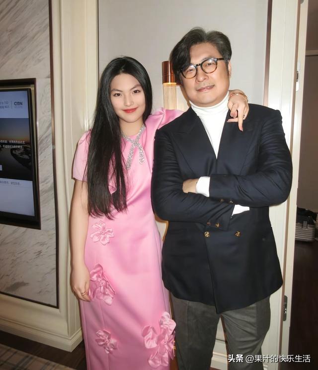 李湘瘦好多！带王诗龄哈尔滨参加活动！母女俩又瘦又薄！美出天际