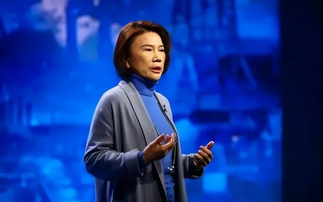 董明珠逛成都太古里，穿粉装大笑毫无架子，70多岁仍在拼事业