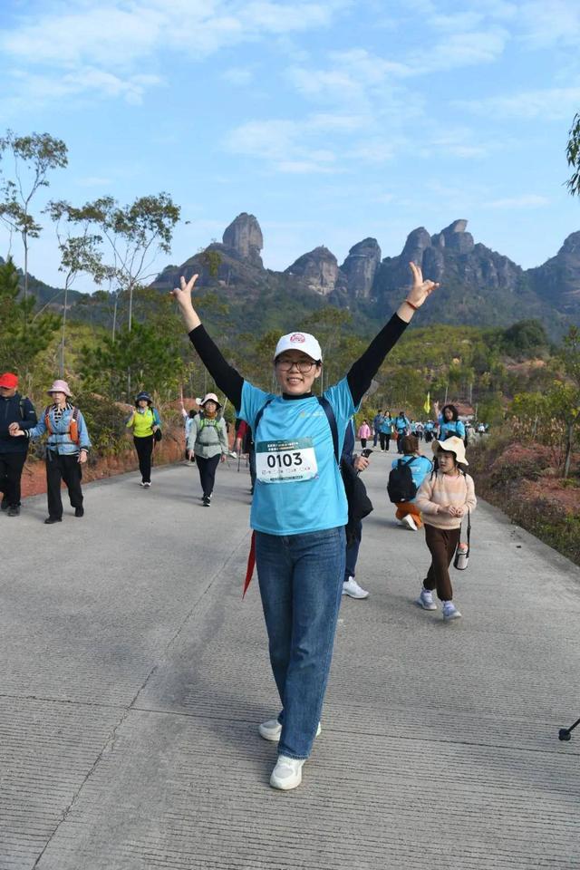 2025年第三届“多彩龙川·古邑苏区”环霍山30公里徒步活动举行