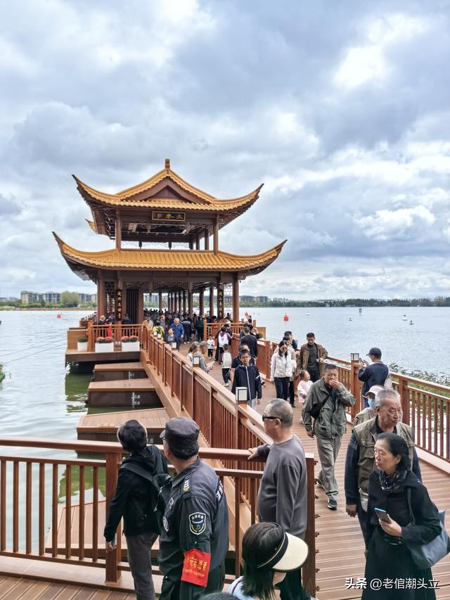 冬天的早上 晒着太阳从大观楼徒步到西山茶马花街 是什么样的感受？