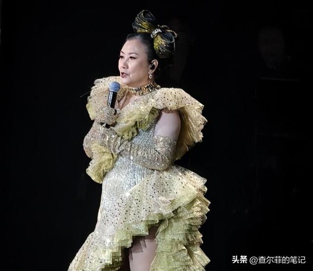 78岁连路都走不稳还开演唱会	，全网骂声一片，她却扬言回馈粉丝