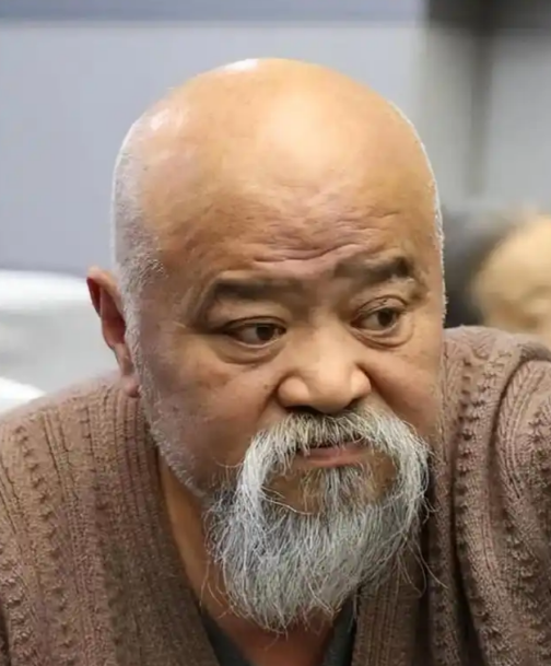 不顾医生劝阻每天2包烟，顿顿8两白酒的演员李琦，如今变成啥样