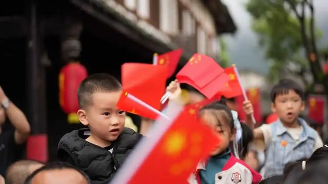 国庆首日“开门红”！昭化古城开启“人海”模式