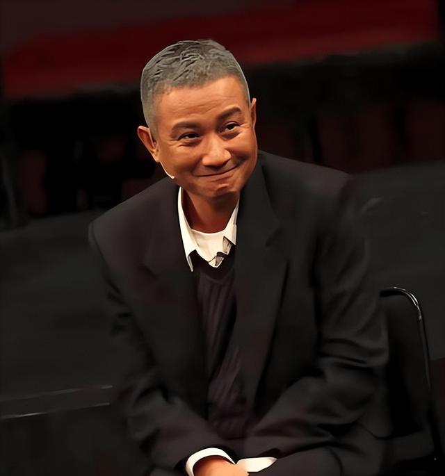 封杀四年，49岁赵薇近况再曝，参加好友婚礼，脸垮皮衰无星气