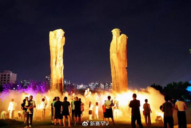 首场音乐光影水舞秀开场 游客在流光溢彩中感受赛罕热情