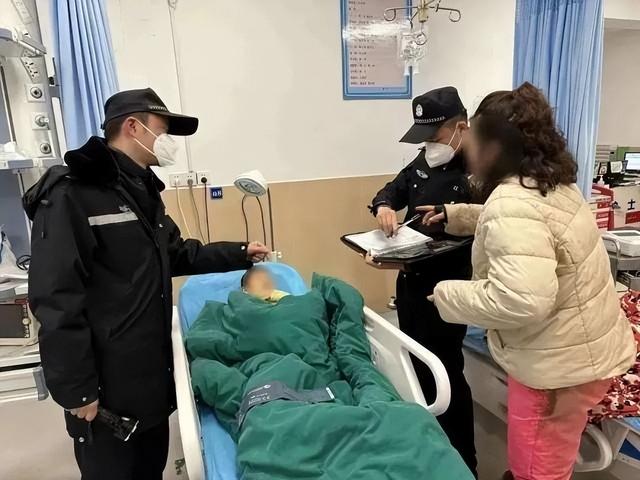 年轻妈妈携带2岁儿子爬雪山跨年受困，被发现时孩子已经失温