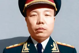 肖华上将失踪7年之谜，毛主席写两个字，他重新走上天安门图片