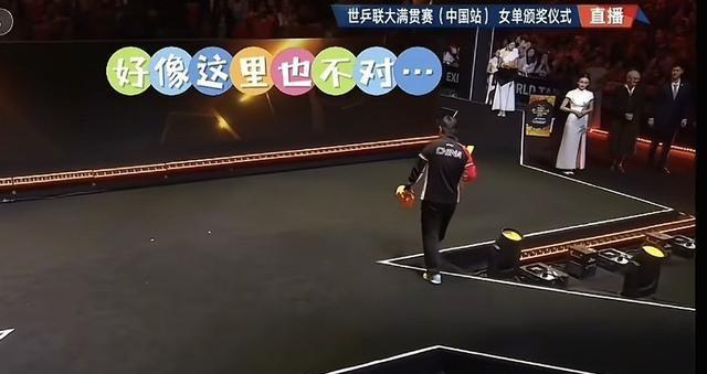 孙颖莎在颁奖仪式出洋相了 和曼昱抢着握手 没想到一个举动 球迷沸腾