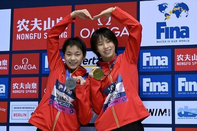 教练谈全红婵伤痛：胫骨踝关节都有伤，身上都是肌贴	，每天都很疼