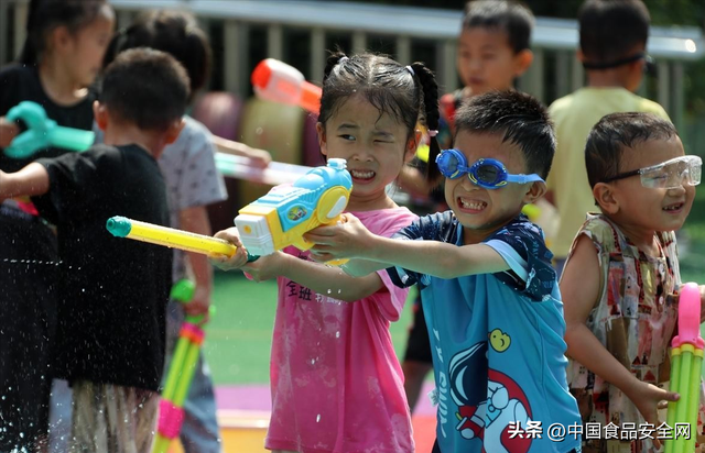 公办幼儿园突然免学费！民办园老板连夜算账，家长却愁得睡不着：转园还是硬扛？