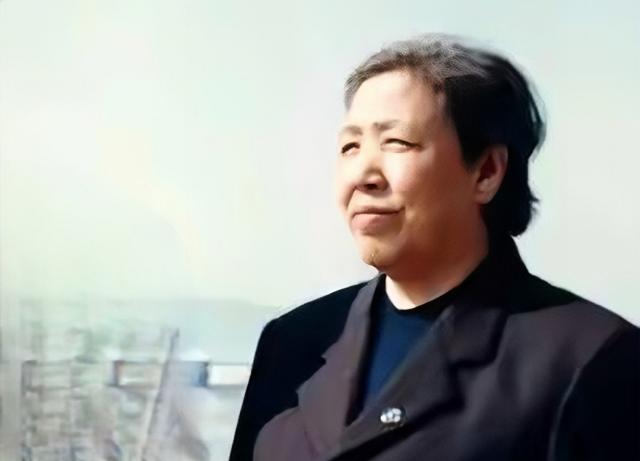 她15岁入党，18岁和主席结婚，如今仍健在	，却几乎不出来露面