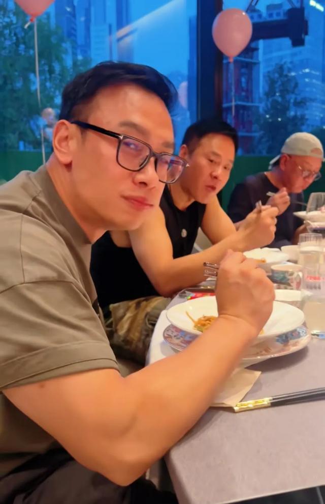 49岁李煜庆祝生日，68岁张丰毅罕见亮相，啜妮和连奕名低调现身！