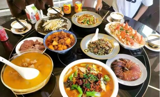 江苏一5旬保姆，捡走主家8个茅台瓶，拿到烟酒店竟卖出“天价”