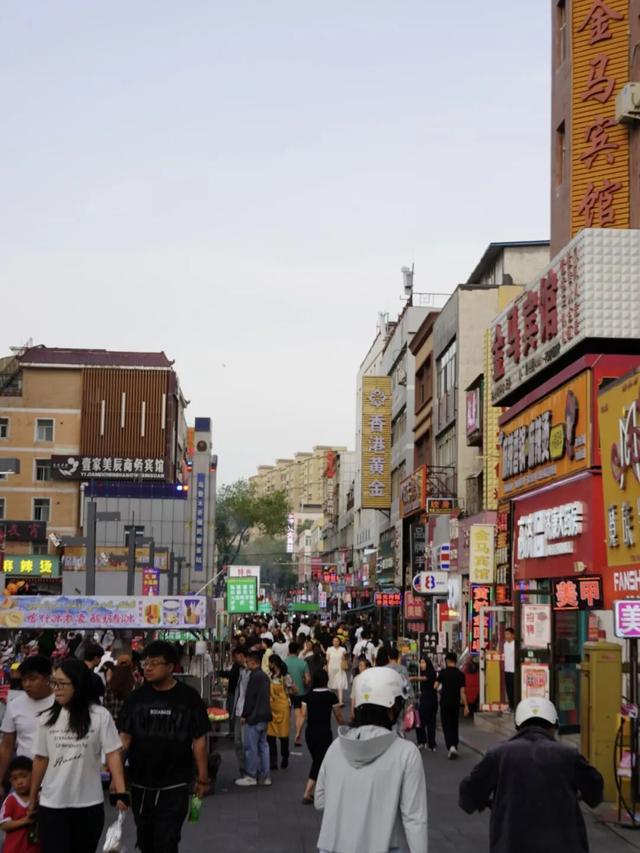 乌鲁木齐的劳动街，是由小炒、烧烤和夏夜晚风组成的