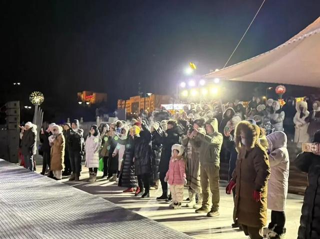 呼伦贝尔中心城区冰雪乐园开启试运行 冰雪奇镜点亮北国夜色
