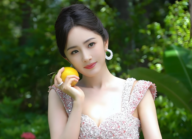 离婚7年后，高调宣布喜讯的杨幂，早已是刘恺威高攀不起的存在