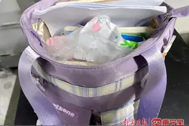 7岁小学生将未写完的作业本“落”在车站，后续来了图片