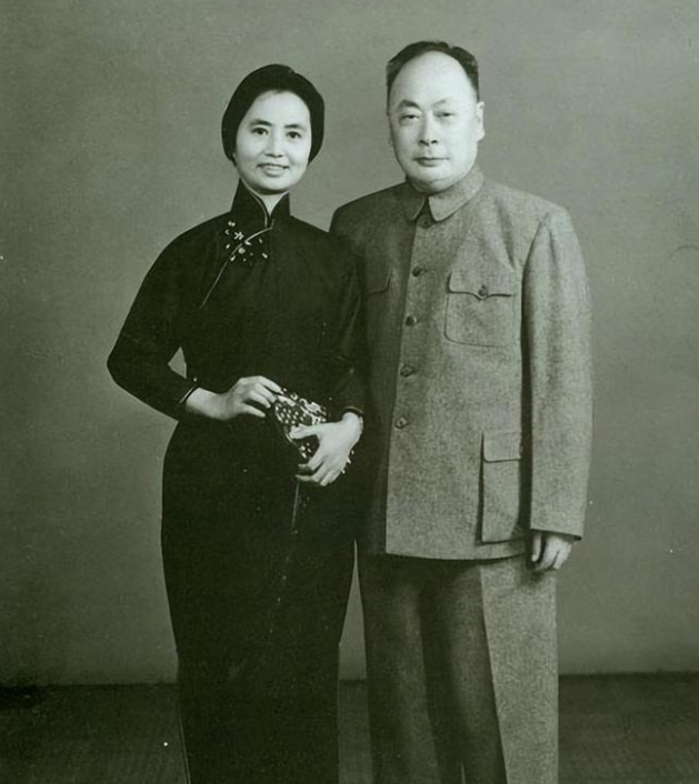 75年陈毅小儿子与粟裕女儿的一张合影，两人门当户对，十分般配