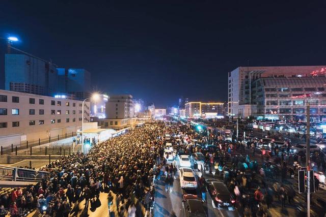 养老、医疗、教育、公共服务全跟上，2.5亿人消费枷锁才能打开！